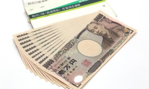 複数の一万円札と通帳